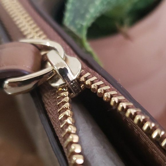 Sold Coach Corner Zip Wallet, Authentic - Picture 2 of 7